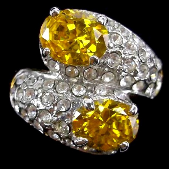 Stunning and Dazzling Rhinestone Cocktail Ring size 5 - Picture 1 of 2